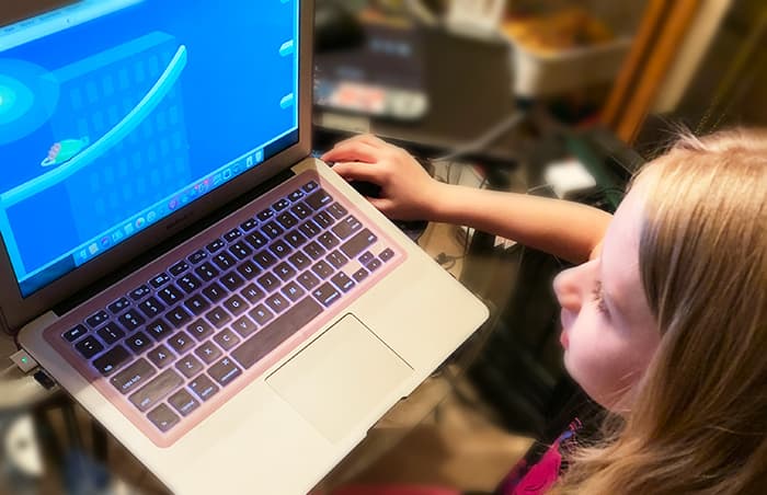 Six year old girl learning with Reading Eggs online programme.